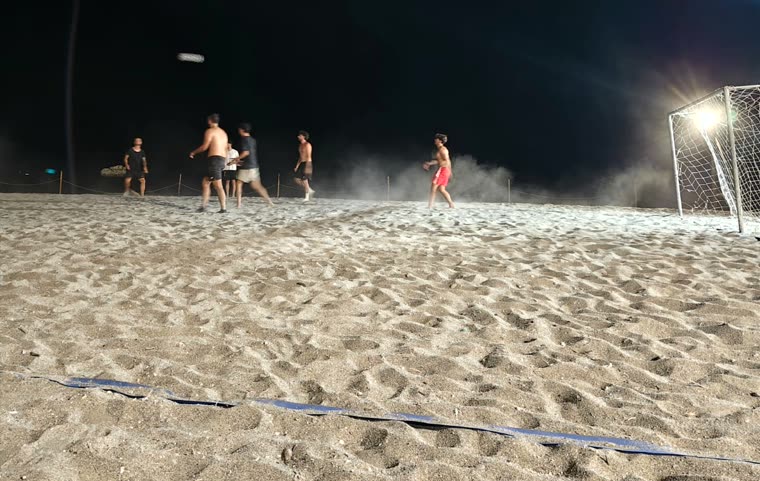 Beach soccer in notturna sulla spiaggia di Brolo, luglio 2025